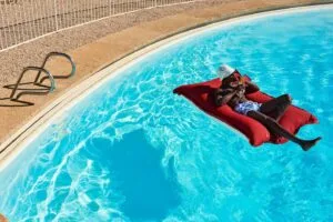 fatboy-original-floatzac-red-1920x1280-ambiance-12-105301
