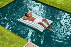fatboy-original-floatzac-stripe-azur-1920x1280-ambiance-02-106330