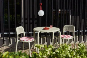 fatboy-toni-chair-desert-1920x1280-ambiance-02-103806